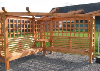 Ławki ogrodowe z wbudowanym stolikiem