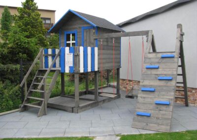 Domek dla dzieci z szarego drewna z mini placem w kolorze białym i niebieskim