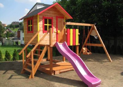 Domek dla dzieci z mini placem w kolorze czerwonym, żółtym oraz fioletowym
